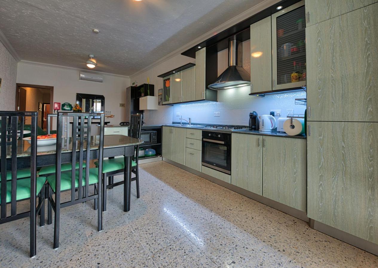 Apartamento Beachfront With Seaviews No56 Award Winner Unbeatable Location For Closeness To The Sea Ideal For Guests Looking For Winter Spring And Autumn Breaks In Sunny Malta Also Ideal For Coastal Hikers *
