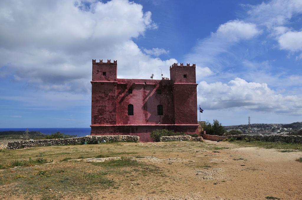 Beachfront With Seaviews No56 Award Winner Unbeatable Location For Closeness To The Sea Ideal For Guests Looking For Winter Spring And Autumn Breaks In Sunny Malta Also Ideal For Coastal Hikers Mellieħa